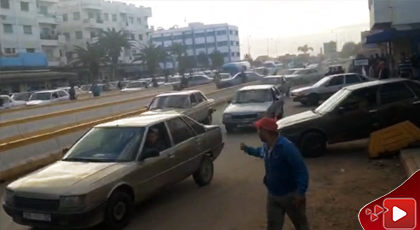 شاهدوا فلتان مروري مزمن بمعبر بني نصار تسبب في فوضى عارمة و اغماءات وسط المارة شاهدوا فلتان مروري مزمن بمعبر بني نصار تسبب في فوضى عارمة و اغماءات وسط المارة