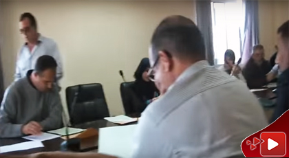 شاهدوا مستشار جماعي "يعتدي" خلال دورة بلدية ابن طيب على مراسل موقع إليكتروني محلي شاهدوا مستشار جماعي "يعتدي" خلال دورة بلدية ابن طيب على مراسل موقع إليكتروني محلي