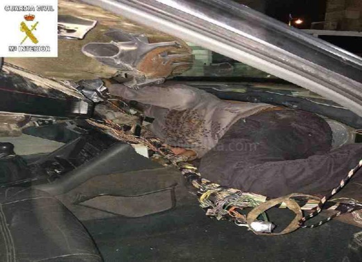 بالصور.. إعتقال سائق سيارة حاول تهريب ثلاثة أشخاص الى مدينة مليلية المحتلة بالصور.. إعتقال سائق سيارة حاول تهريب ثلاثة أشخاص الى مدينة مليلية المحتلة