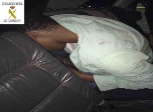 بالصور.. إعتقال سائق سيارة حاول تهريب ثلاثة أشخاص الى مدينة مليلية المحتلة بالصور.. إعتقال سائق سيارة حاول تهريب ثلاثة أشخاص الى مدينة مليلية المحتلة