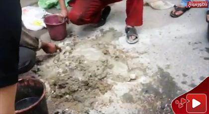 شباب يرقعون حفر شوارع حيّهم السكني وسط الناظور بالإسمنت في ظلّ سُبات المصالح المختصة شباب يرقعون حفر شوارع حيّهم السكني وسط الناظور بالإسمنت في ظلّ سُبات المصالح المختصة