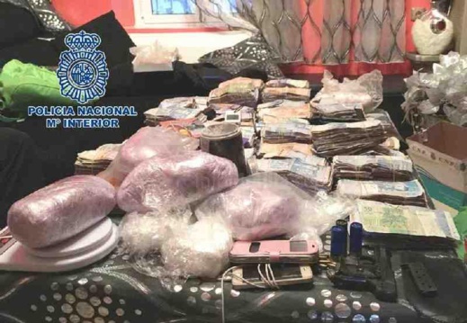 تفكيك عصابة من عشرة افراد ضُبط بحوزتها مخدرات و مسدس و190 الف يورو بمليلة المحتلة‎