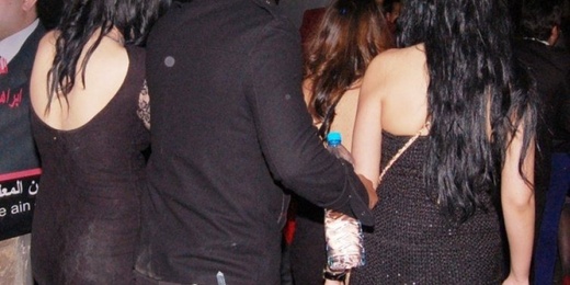 ساكنة لعري الشيخ تطالب بالتدخل لوقف نشاط منزل خصص للدعارة ساكنة لعري الشيخ تطالب بالتدخل لوقف نشاط منزل خصص للدعارة