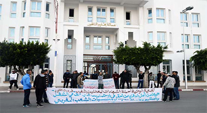 معطلو الناظور في إعتصام إحتجاجي: الحكومة زيرو والوزراء زيرو والعامل يمشي بحالو معطلو الناظور في إعتصام إحتجاجي: الحكومة زيرو والوزراء زيرو والعامل يمشي بحالو