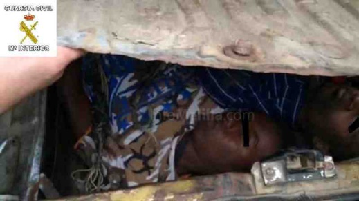 محاولة تهريب غينيان داخل خزان الوقود الخاص بسيارة من نوع رونو محاولة تهريب غينيان داخل خزان الوقود الخاص بسيارة من نوع رونو