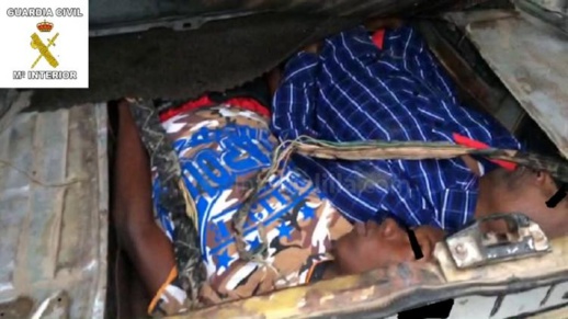 محاولة تهريب غينيان داخل خزان الوقود الخاص بسيارة من نوع رونو محاولة تهريب غينيان داخل خزان الوقود الخاص بسيارة من نوع رونو