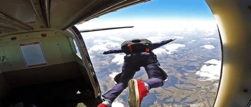 مصرع سائح وإصابة آخر في حادث مروع أثناء القفز بالمظلات في المغرب مصرع سائح وإصابة آخر في حادث مروع أثناء القفز بالمظلات في المغرب