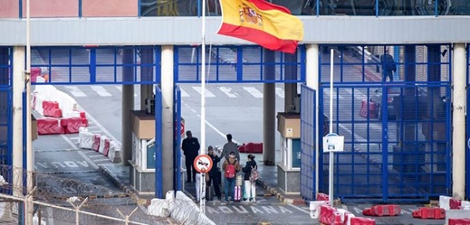 بسبب مليلية.. فوكس يطالب الحكومة الإسبانية بإغلاق الحدود مع المغرب بسبب مليلية.. فوكس يطالب الحكومة الإسبانية بإغلاق الحدود مع المغرب