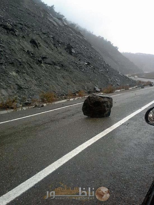 مستعملي الطريق الساحلية الحسيمة-طنجة يشتكون من سقوط أحجار ضخمة وسط الطريق مستعملي الطريق الساحلية الحسيمة-طنجة يشتكون من سقوط أحجار ضخمة وسط الطريق