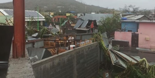 إعصار قوي يودي بحياة 14 شخصا بجزيرة فرنسية إعصار قوي يودي بحياة 14 شخصا بجزيرة فرنسية