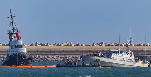 بعد محاولات فردية.. المغرب يطلب مساعدة إسبانيا لانتشال زورق دورية عالق بمليلية بعد محاولات فردية.. المغرب يطلب مساعدة إسبانيا لانتشال زورق دورية عالق بمليلية