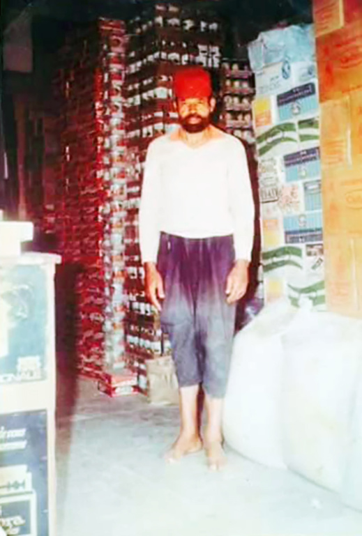 بُويْشَكْرَاذْ الذي أحبّه صغار الناظور مثلما كبارها.. فضّل المشي طوال سنوات حياته حافيَ القدميْن بُويْشَكْرَاذْ الذي أحبّه صغار الناظور مثلما كبارها.. فضّل المشي طوال سنوات حياته حافيَ القدميْن