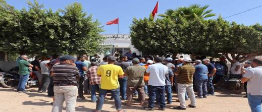 فلاحو سهل صبرة يعودون للاحتجاج بعد استثناءهم من دورة سقي الإقليم فلاحو سهل صبرة يعودون للاحتجاج بعد استثناءهم من دورة سقي الإقليم