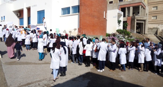 توقيف 6 ممرضين بالحسيمة والنقابيون يلوّحون بالتصعيد في حال عدم إلغاء الوزارة لقرارها