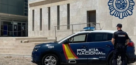 ضمنهم مطلوبين للمغرب.. إيقاف 10 أشخاص بتهمة تهريب الأسلحة والمخدرات بمليلية ضمنهم مطلوبين للمغرب.. إيقاف 10 أشخاص بتهمة تهريب الأسلحة والمخدرات بمليلية