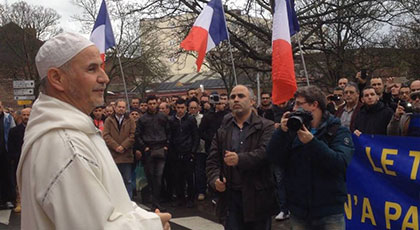 رسالة قوية.. إمام من الناظور يقود وقفة تضامنية مع ضحايا الإرهاب بباريس قرب مسجد ليل‎