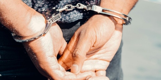 توقيف شخصين بمعية فتاتين بأركمان متورطين في السرقة تحت التهديد واستعمال السلاح الناري توقيف شخصين بمعية فتاتين بأركمان متورطين في السرقة تحت التهديد واستعمال السلاح الناري