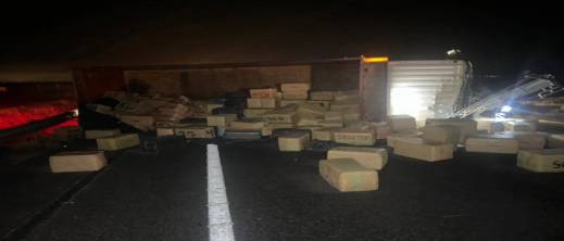 انقلاب شاحنة يكشف عن شحنة ضخمة من الحشيش انقلاب شاحنة يكشف عن شحنة ضخمة من الحشيش