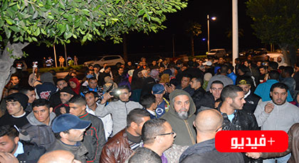 الحادث المأساوي للقطار يدفع ساكنة "ترقاع" للإحتشاد أمام عمالة الناظور وسط إحتجاجات عارمة الحادث المأساوي للقطار يدفع ساكنة "ترقاع" للإحتشاد أمام عمالة الناظور وسط إحتجاجات عارمة