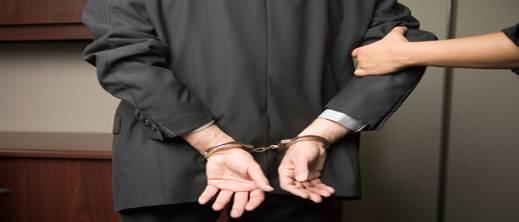 اعتقال رئيس جماعة ومتابعته بتهم تبديد أموال عامة والتزوير اعتقال رئيس جماعة ومتابعته بتهم تبديد أموال عامة والتزوير