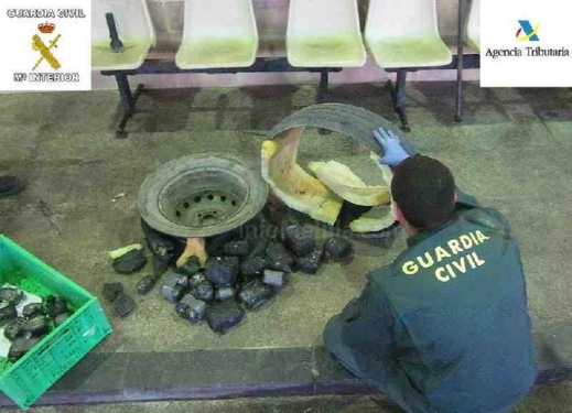 محاولة تهريب "الحشيش" وحبوب القرقوبي داخل عجلات سيارة مواطن مغربي بمليلية محاولة تهريب "الحشيش" وحبوب القرقوبي داخل عجلات سيارة مواطن مغربي بمليلية