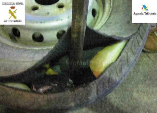 محاولة تهريب "الحشيش" وحبوب القرقوبي داخل عجلات سيارة مواطن مغربي بمليلية محاولة تهريب "الحشيش" وحبوب القرقوبي داخل عجلات سيارة مواطن مغربي بمليلية