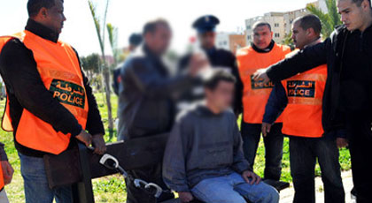 غريب.. إعتقال شخص إعترف أنه عوض "قولولو" في تجارة المخدرات ببني أنصار غريب.. إعتقال شخص إعترف أنه عوض "قولولو" في تجارة المخدرات ببني أنصار