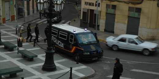 اعتقال مسؤولين أمنيين وموظف في مليلية بتهمة تسهيل الهجرة لمغاربة من الناظور اعتقال مسؤولين أمنيين وموظف في مليلية بتهمة تسهيل الهجرة لمغاربة من الناظور