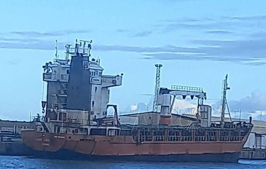 سفينة راسية في ميناء بني انصار تثير الشكوك سفينة راسية في ميناء بني انصار تثير الشكوك