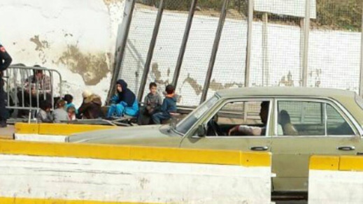 غريب.. سوريون يحتجون من أجل مغادرة مليلية والعيش بالناظور غريب.. سوريون يحتجون من أجل مغادرة مليلية والعيش بالناظور