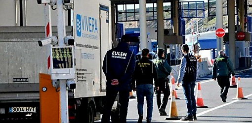 بعد مليلية المحتلة.. مرور أول شاحنة بضائع عبر معبر سبتة بعد مليلية المحتلة.. مرور أول شاحنة بضائع عبر معبر سبتة