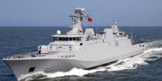 البحرية الملكية تعترض زورقا سريعا يحمل مهاجرين انطلق من بني أنصار البحرية الملكية تعترض زورقا سريعا يحمل مهاجرين انطلق من بني أنصار