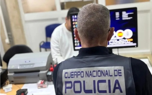 توقيف مغربيين ضمن شبكة لتزوير وثائق الإقامة بمليلية وملقا توقيف مغربيين ضمن شبكة لتزوير وثائق الإقامة بمليلية وملقا