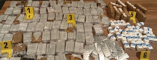 إحباط عملية تهريب كبرى للمخدرات واعتقال أسرة من ثلاثة أشخاص إحباط عملية تهريب كبرى للمخدرات واعتقال أسرة من ثلاثة أشخاص