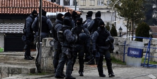 شرطة مقدونيا توقف مواطنين بتهمة تهريب مهاجرين مغاربة عبر الحدود شرطة مقدونيا توقف مواطنين بتهمة تهريب مهاجرين مغاربة عبر الحدود