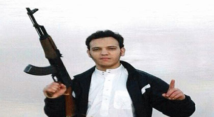 مثير.. شاب ناظوري اختفى عن عائلته ليصدم الجميع بصوره وهو يحمل السلاح بسوريا مثير.. شاب ناظوري اختفى عن عائلته ليصدم الجميع بصوره وهو يحمل السلاح بسوريا