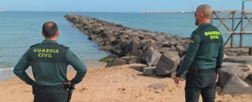 الحرس المدني الإسباني ينقذ شابة ألقت بنفسها في البحر بشاطئ الحرس المدني الإسباني ينقذ شابة ألقت بنفسها في البحر بشاطئ