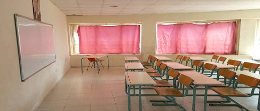 تلميذة تعتدي على أستاذتها وتجردها من ملابسها تلميذة تعتدي على أستاذتها وتجردها من ملابسها