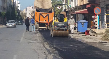 أخيرا.. بداية أشغال إصلاح الشارع الرئيسي بحي الخطابي بعد أزيد من سنة من الإنتظار أخيرا.. بداية أشغال إصلاح الشارع الرئيسي بحي الخطابي بعد أزيد من سنة من الإنتظار
