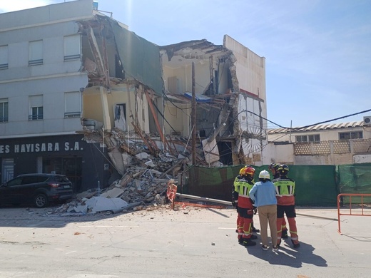 انهيار جزئي لمبنى في مليلية يثير الذعر دون وقوع إصابات انهيار جزئي لمبنى في مليلية يثير الذعر دون وقوع إصابات