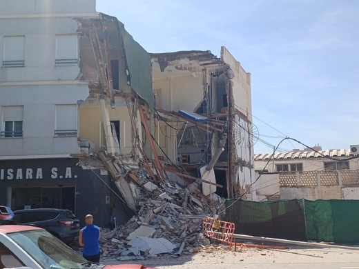 انهيار جزئي لمبنى في مليلية يثير الذعر دون وقوع إصابات انهيار جزئي لمبنى في مليلية يثير الذعر دون وقوع إصابات