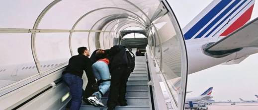 ترحيل قسري لمهاجر مغربي بعد 24 عاما في فرنسا ترحيل قسري لمهاجر مغربي بعد 24 عاما في فرنسا