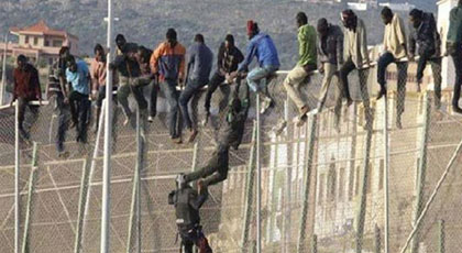 الحكومة الاسبانية تؤكد أن الافارقة المتواجدين بالناظور يستطيعون طلب اللجوء دون الهجوم على السياج