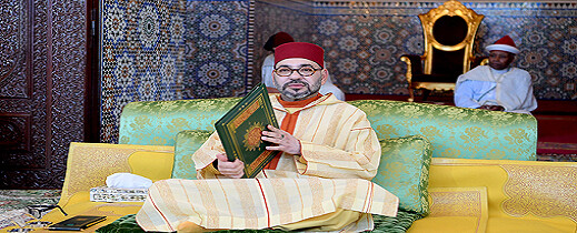 الملك محمد السادس يترأس إحياء ليلة القدر بالقصر الملكي ويؤدي الصلاة جالسًا الملك محمد السادس يترأس إحياء ليلة القدر بالقصر الملكي ويؤدي الصلاة جالسًا