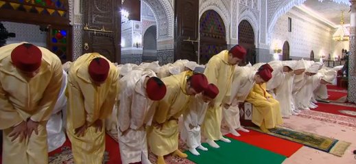 الملك محمد السادس يؤدي صلاة ليلة القدر جالسا بالقصر الملكي بالرباط الملك محمد السادس يؤدي صلاة ليلة القدر جالسا بالقصر الملكي بالرباط