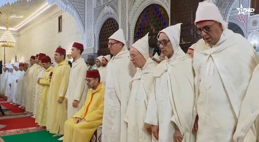 الملك محمد السادس يؤدي صلاة ليلة القدر جالسا بالقصر الملكي بالرباط الملك محمد السادس يؤدي صلاة ليلة القدر جالسا بالقصر الملكي بالرباط