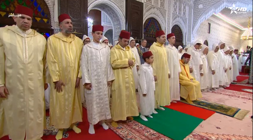 الملك محمد السادس يؤدي صلاة ليلة القدر جالسا بالقصر الملكي بالرباط الملك محمد السادس يؤدي صلاة ليلة القدر جالسا بالقصر الملكي بالرباط