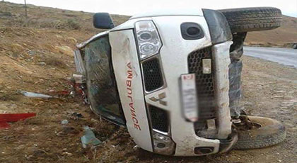 بالصور.. إنقلاب سيارة إسعاف على الطريق الرابطة بين أمهاجر و إبن طيب‎