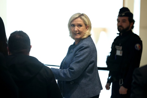 إدانة زعيمة اليمين المتطرف بفرنسا مارلين لوبان في قضية اختلاس إدانة زعيمة اليمين المتطرف بفرنسا مارلين لوبان في قضية اختلاس