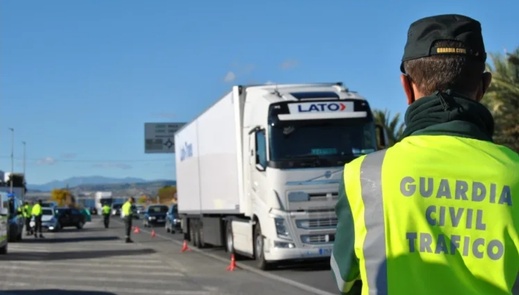 الشرطة الإسبانية توقف سائق مغربي بسبب قيادته شاحنة لأكثر من 20 ساعة دون استراحة الشرطة الإسبانية توقف سائق مغربي بسبب قيادته شاحنة لأكثر من 20 ساعة دون استراحة